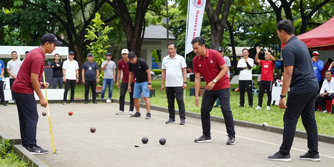 Permainan petanque di fopikotapontiana.org dengan pemain serius dan penonton antusias.