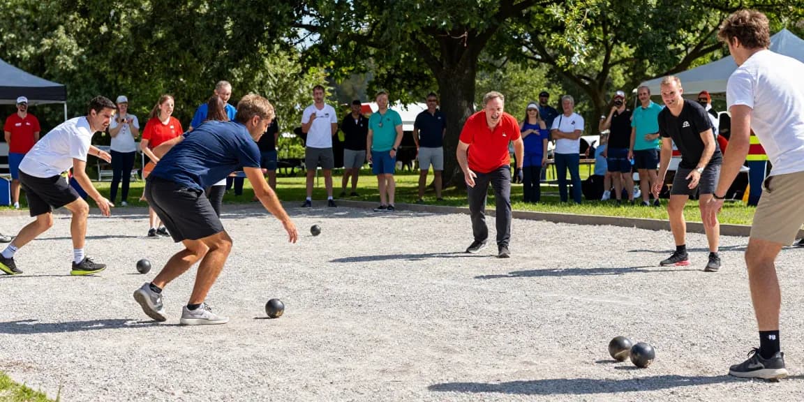 Para atlet bermain petanque di lapangan, menunjukkan strategi permainan fopikotabanjarma.org.