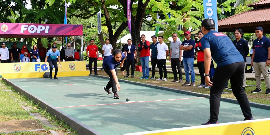FOPI Kota Parepare dalam kompetisi petanque, menampilkan pemain melempar boule dengan antusiasme tinggi di lapangan terbuka.