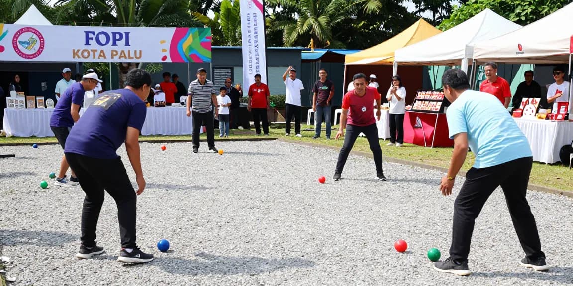 Kompetisi petanque di fopikotapalu.org dengan peserta dari berbagai usia dan latar belakang, suasana meriah dan komunitas aktif.
