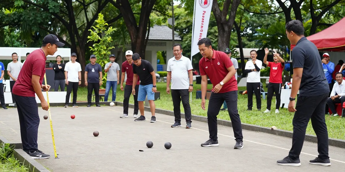 Permainan petanque di fopikotapontiana.org dengan pemain serius dan penonton antusias.